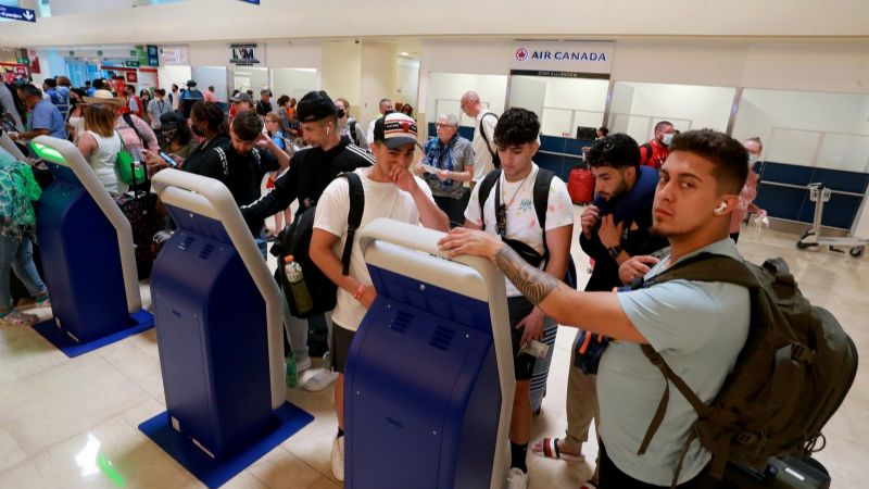 Viajeros extranjeros rechazan usar cubrebocas en el aeropuerto de Cancún