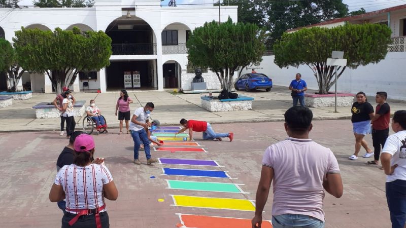 Comunidad LGBT en José María Morelos pinta de colores el paso peatonal frente al Ayuntamiento