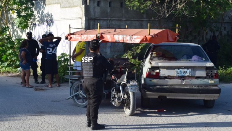 Auto impacta a tricitaxi con tres personas a bordo en Chelem, Yucatán