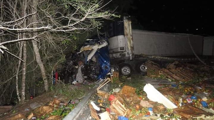 Aparatoso accidente deja un muerto y un lesionado en la carretera Escárcega-Chetumal