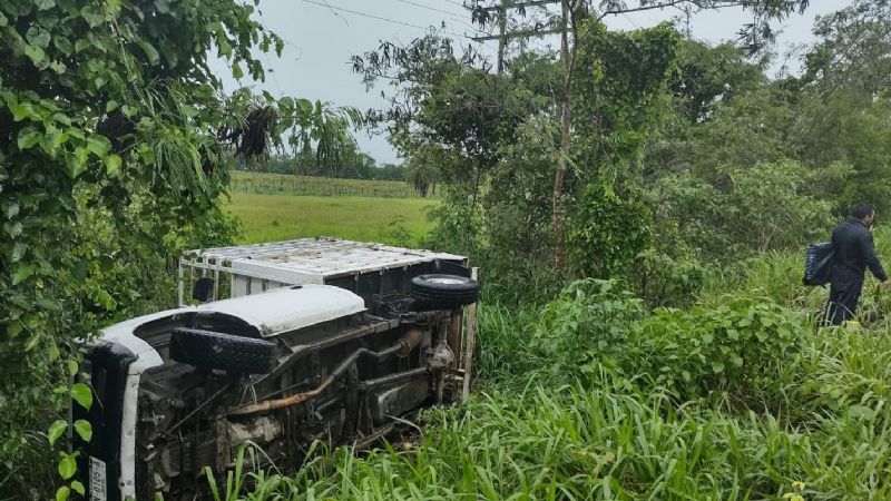 Camioneta vuelca por la fuerte lluvia en la carretera Tizimín-Sucopó