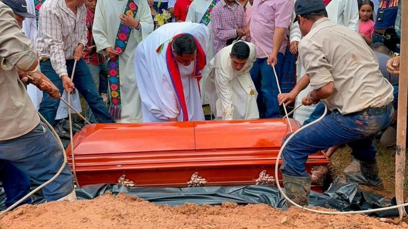 Sepultan los cuerpos de los dos sacerdotes jesuitas asesinados en Chihuahua