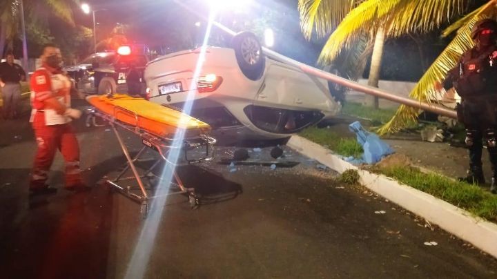 Vuelca automóvil sobre el Boulevard Bahía de Chetumal; hay un lesionado