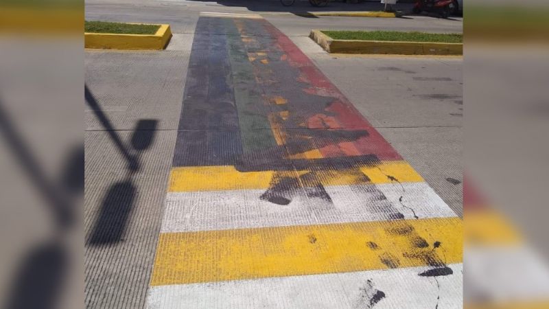 En pleno Mes del Orgullo, vandalizan paso peatonal pintado con la bandera LGBT en Chetumal