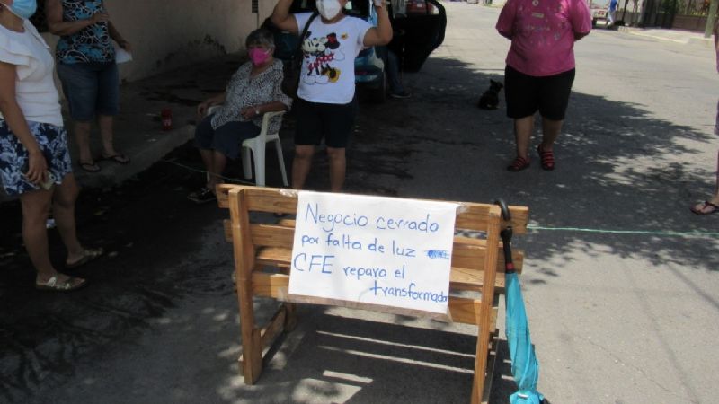 Vecinos de la García Ginerés, en Mérida, bloquean calle en protesta contra la CFE; no tienen luz