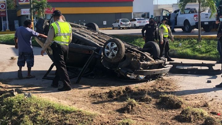 Automóvil vuelcas tras ser impactado por un tráiler en el periférico de Mérida