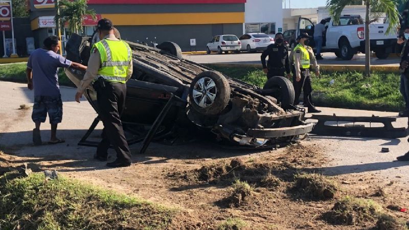 Automóvil vuelcas tras ser impactado por un tráiler en el periférico de Mérida