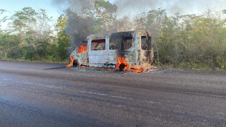 Incendio consume una Van turística en la carretera Cafetal-Mahahual