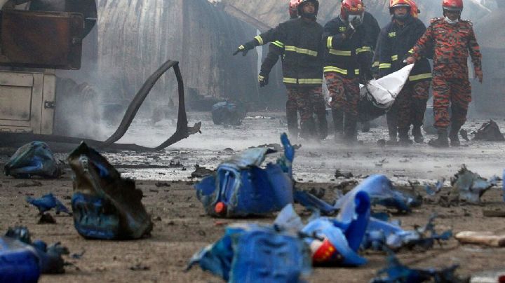 Incendio en un depósito en Bangladesh deja 49 muertos y más de 200 heridos