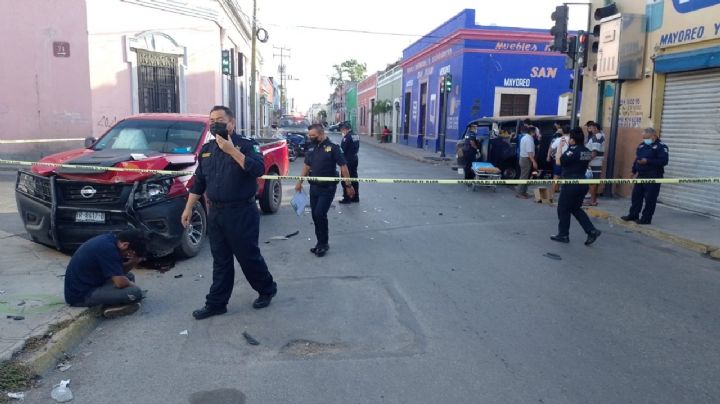 Conductor de una camioneta choca contra una combi en el Centro de Mérida