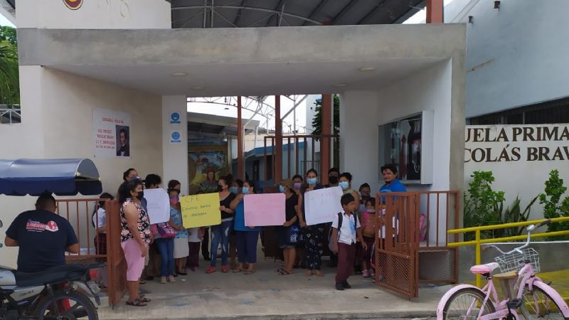 Padres de familia de Chocholá protestan en contra de la CFE por fallas eléctricas en escuela