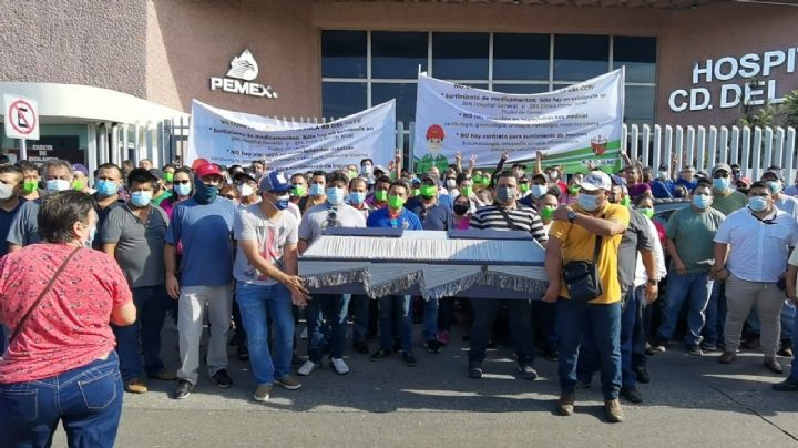 Petroleros colocan féretro afuera del Hospital de Pemex en Ciudad del Carmen como protesta
