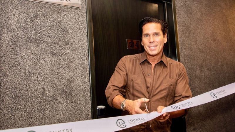 Roberto Palazuelos inaugura suite con su nombre en hotel de Valladolid