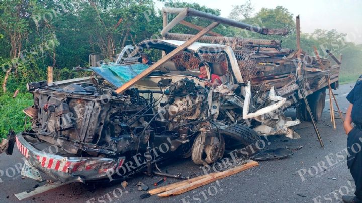 Conductor sobrevive tras chocar de frente contra un tráiler en la carretera Tizimín-Mérida