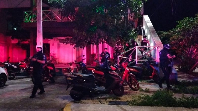 Policías de Cozumel inspeccionan bar tras llamada de alerta; habría un hombre armado