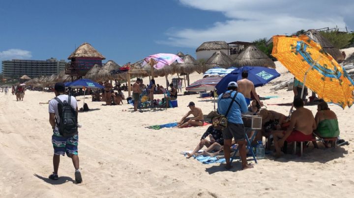 Más de 500 bañistas 'sofocan' el calor en Playa Delfines, Cancún: EN VIVO
