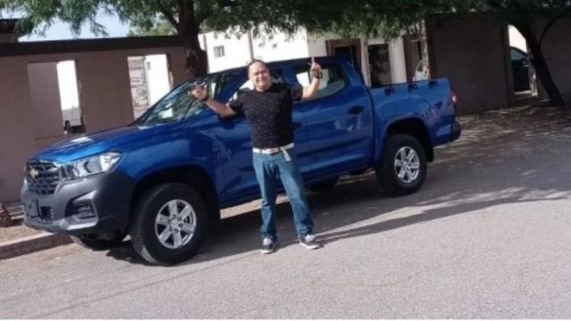 Así es la lujosa camioneta que Christian Nodal le regaló a su maestro de primaria