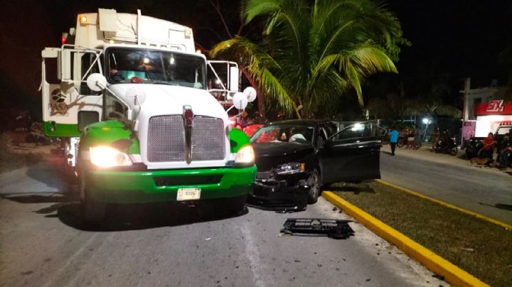 Vehículo se estampa contra un camión de basura en Cozumel
