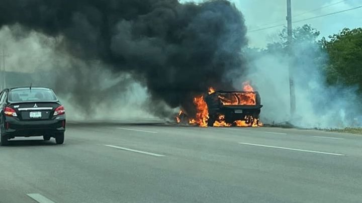 Camioneta se incendia sobre la carretera Mérida-Progreso; ¡quedó hecho chatarra!