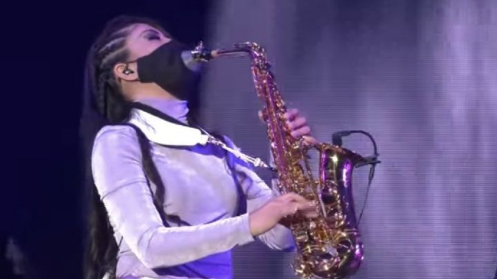 Maldita Vecindad y saxofonista Elena Ríos hacen vibrar el Zócalo de la CDMX: Así fue el momento