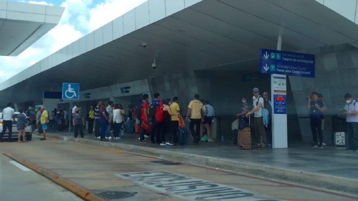 Cancelan vuelo directo a Bogotá en el aeropuerto de Cancún: VIDEO
