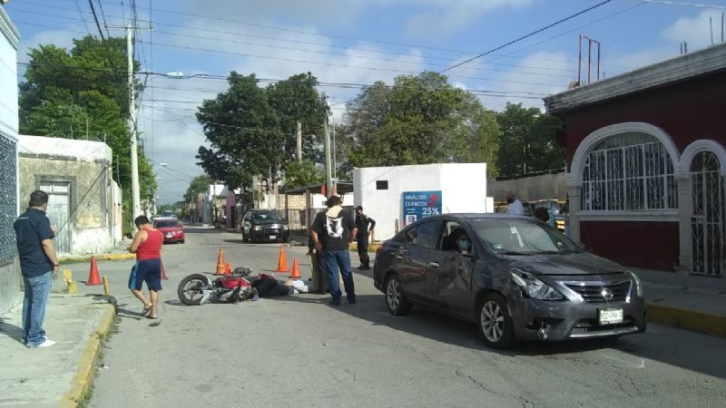 Accidente en el Centro de Mérida deja a pasajera de un auto y motociclista lesionados