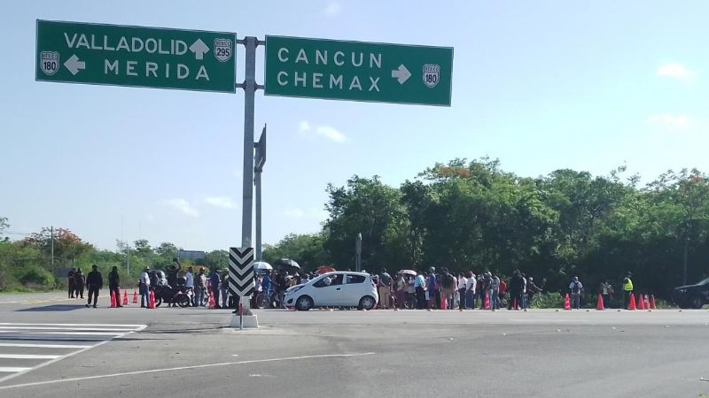 Bloquean la carretera Mérida - Cancún para exigir construcción de pasos a desnivel