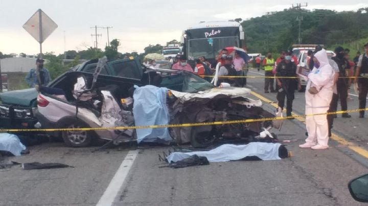 Accidente en la carretera Acapulco-Zihuatanejo deja nueve muertos y tres heridos