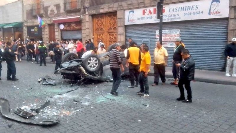 Camioneta cae de estacionamiento en calle 5 de Mayo del Centro Histórico de la CDMX