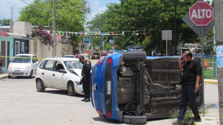 Vuelca automóvil en la colonia Melitón Salazar en Mérida