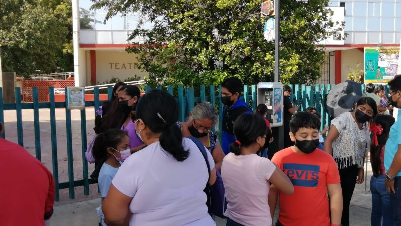 Padres de familia de Campeche se quejan por desorganización en aplicación de vacuna a niños