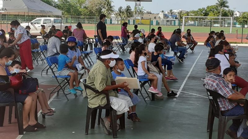 Menores de cinco años reciben su primera dosis anticovid en Cozumel