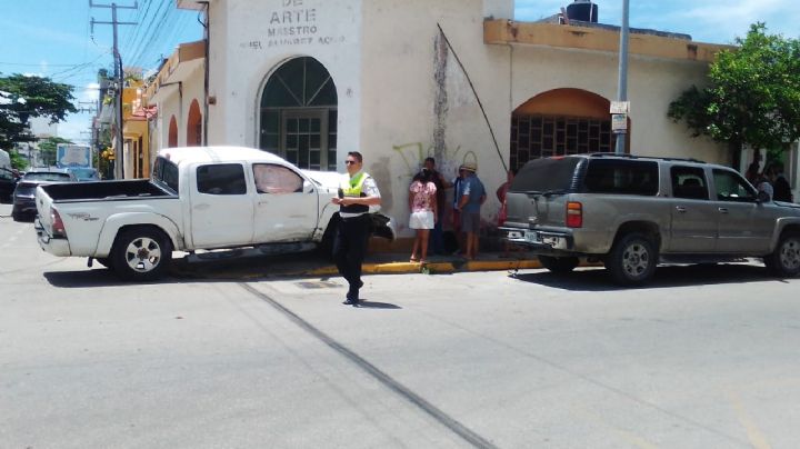 Conductor de una Suburban de Michoacán causa un accidente en Playa del Carmen