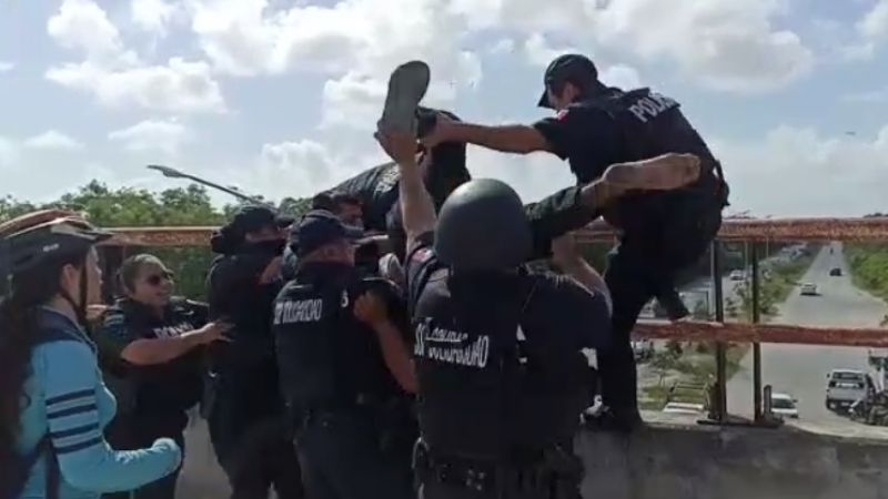 Hombre intenta suicidarse desde un puente vial en Playa del Carmen: VIDEO