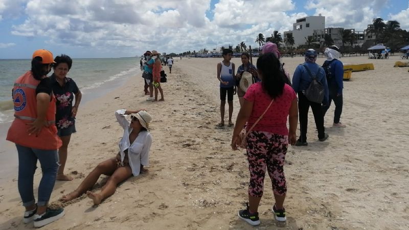 Tabasqueña se mete al mar de Progreso sin permiso y es atacada por una 'raya': EN VIVO