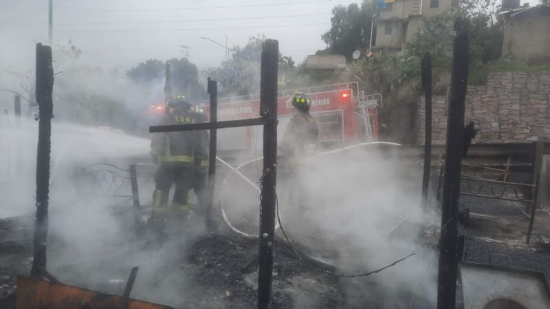 Vecinos bloquean avenida tras incendio en Santa Fe de la Ciudad de México