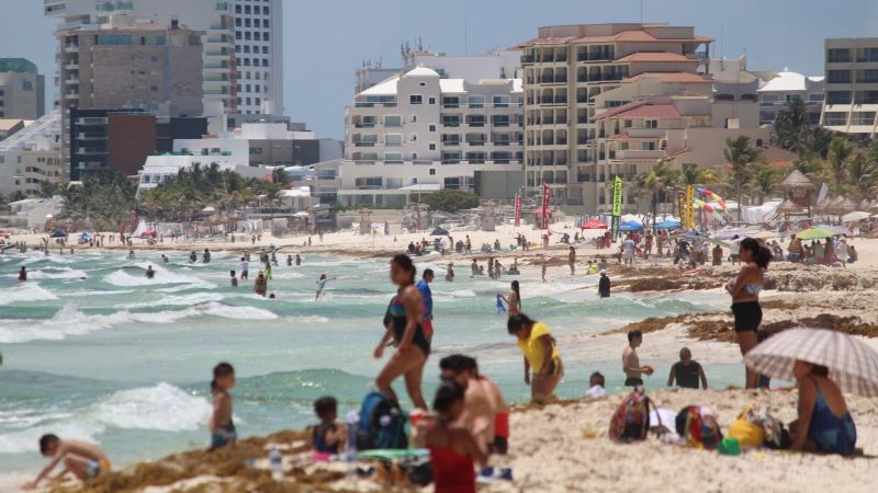 Sargazo aleja a bañistas de Playa Fórum en la Zona Hotelera de Cancún: VIDEO