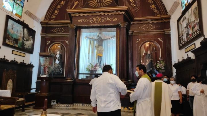 Ante más de 500 católicos, bajan imagen del Señor de San Román en Campeche: EN VIVO