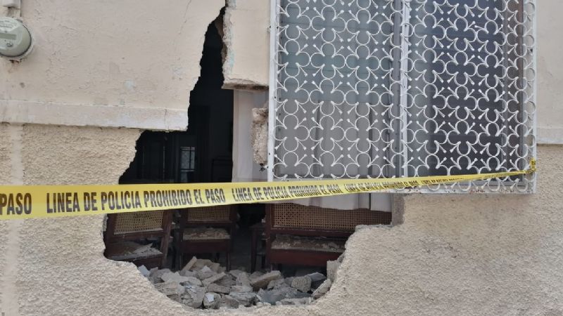 Patrulla de la SSP Yucatán termina en la sala de una casa tras choque en Mérida