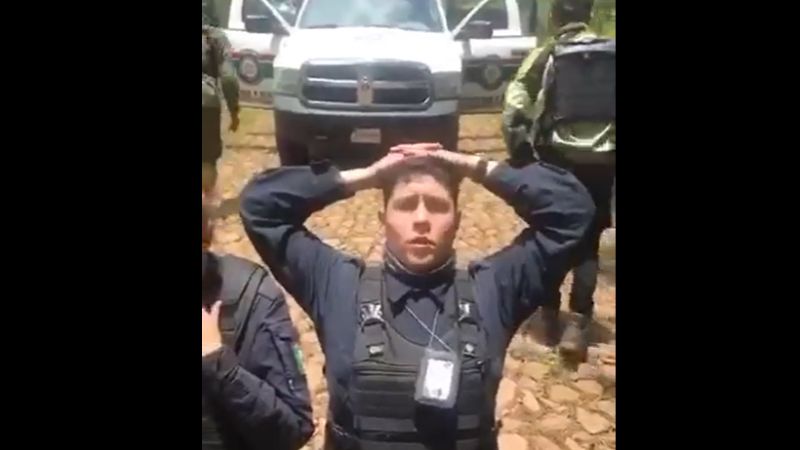 Sujetos armados someten a policías de Jalisco y los interrogan: VIDEO