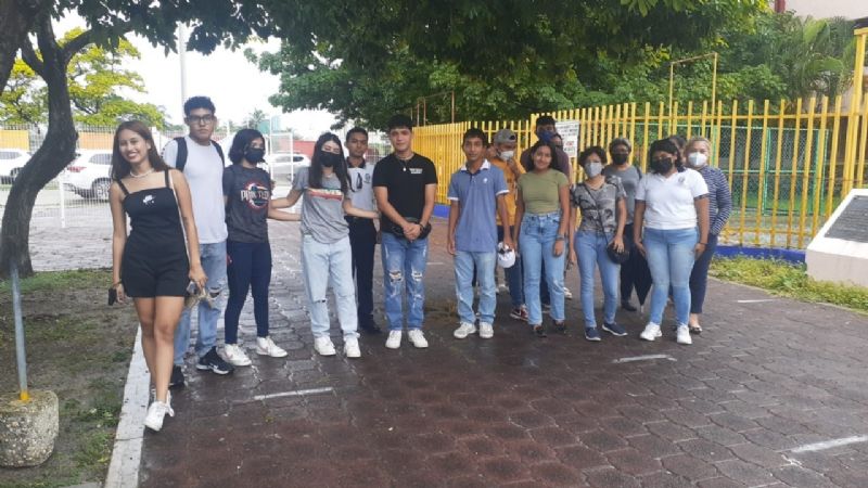 Padres de familia exigen clases presenciales en la preparatoria de la Unacar en Ciudad del Carmen