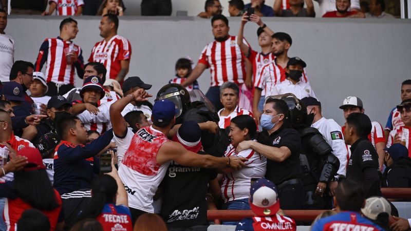Chivas gana por goleada y sus aficionados se van a los golpes en la tribuna