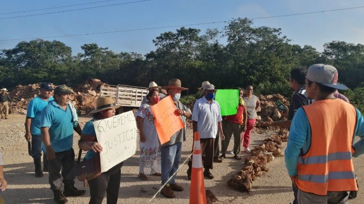 Campesinos de Cacalchén cierran calle para exigir pago por terrenos del Tren Maya