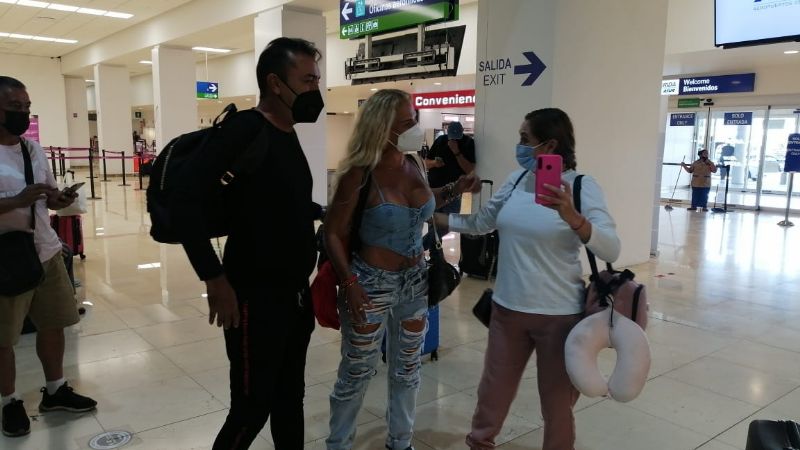 En vedette, Niurka Marcos recorrió los pasillos del aeropuerto de Mérida