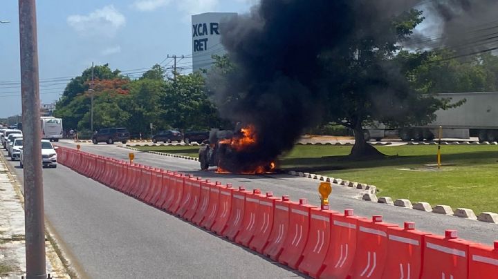 Incendio consume 'vulcanizadora andante' en el Boulevard Colosio de Cancún: VIDEO