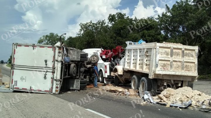 Camión de carga bloquea la carretera Mérida-Campeche tras volcar
