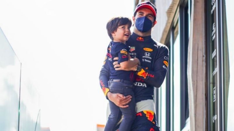 Hijo de 'Checo' Pérez da sus primeras carreras en el karting