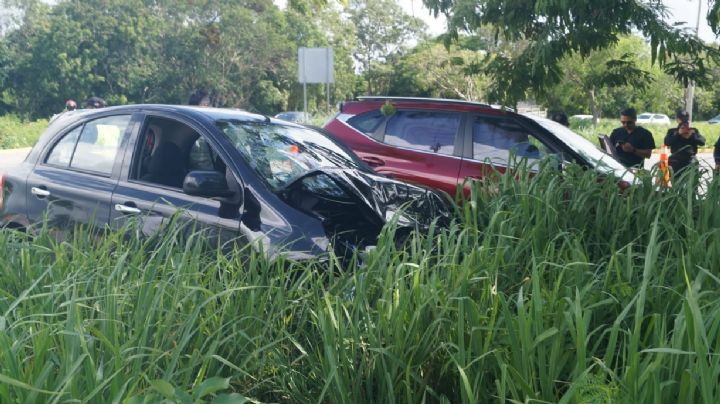 Autos se impactan en el entronque de Conkal de la carretera Mérida-Motul
