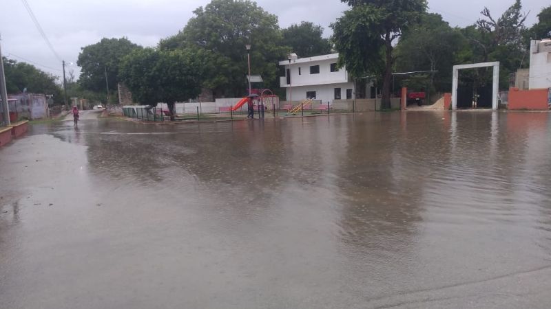 Lluvia paraliza actividades en Chocholá; deja calles y espacios públicos inundados