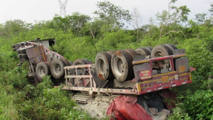 Por dormitar, trailero vuelca sobre la carretera Mérida-Cancún